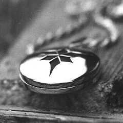 Öppningsbar medaljong av silver, med läder i mönstret i locket 